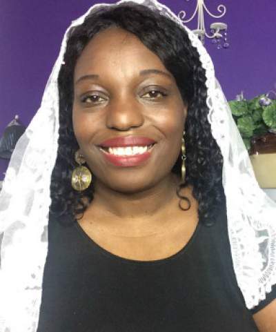 Why a New Generation of Catholic Women Is Wearing Chapel Veils